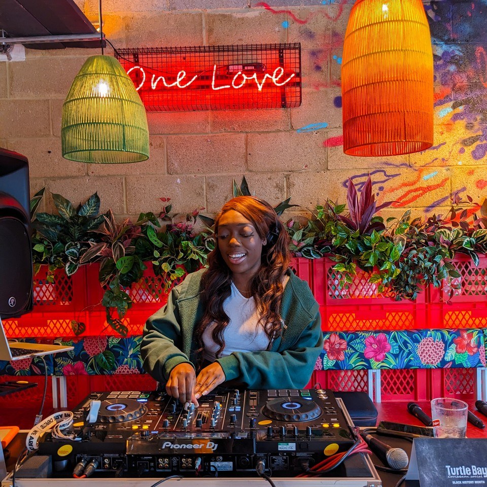 Kiss Fresh DJ Esi